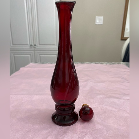 VINTAGE AVON RUBY RED BUD VASE WITH RUBY RED STOPPER - Picture 2 of 10